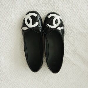 CHANEL Black cambon flats. 🖤